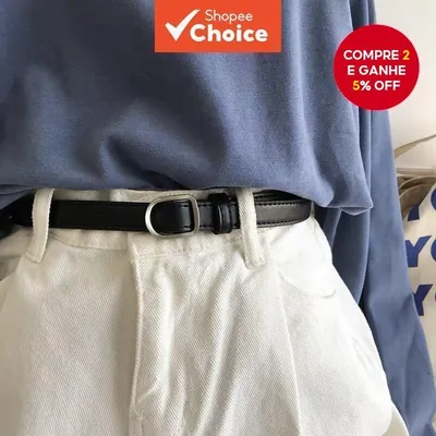 Cinto fino preto com fivela prateada arredondada passando pelos passantes de uma calça branca, sob moletom azul