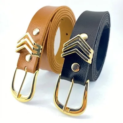 Dois cintos femininos enrolados, um caramelo e um preto, com fivela dourada e passador com três chevrons dourados