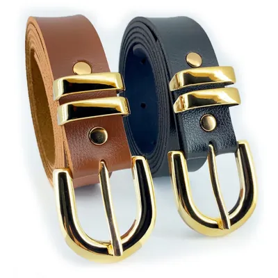 Dois cintos femininos, um caramelo e um preto, com fivela dourada em U, dois passadores de metal e rebites dourados
