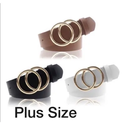 Três cintos femininos em caramelo, preto e branco, cada um com fivela de duas argolas douradas entrelaçadas