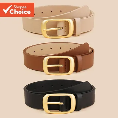 Três cintos femininos, bege, caramelo e preto, com fivela retangular dourada fosca, sobre fundo bege