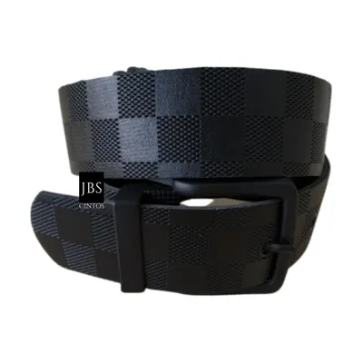 Cinto masculino preto enrolado com textura xadrez em relevo e fivela retangular preta fosca