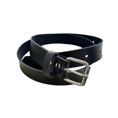 Cinto preto enrolado com fivela retangular prateada, passador do mesmo material e furos na ponta, em fundo branco