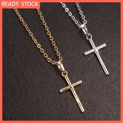 Dois colares com pingente de cruz de hastes lisas, um dourado e um prateado, sobre superfície de couro preto