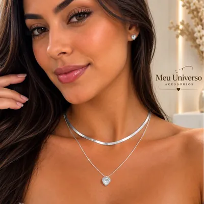 Mulher usando colar duplo prateado: choker laminada rente ao pescoço e corrente fina com pingente de coração