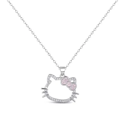 Colar de corrente fina prateada com pingente do rosto da Hello Kitty vazado, contorno de pedrinhas e laço de pedras rosa