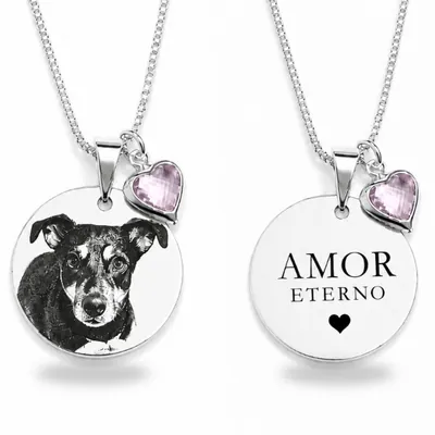 Frente e verso de medalha prateada: foto de cachorro gravada em preto e branco e a frase Amor Eterno, com coração rosa