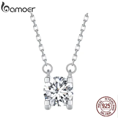 Colar de prata com moissanite redonda presa por quatro garras quadradas e corrente ligada às duas laterais