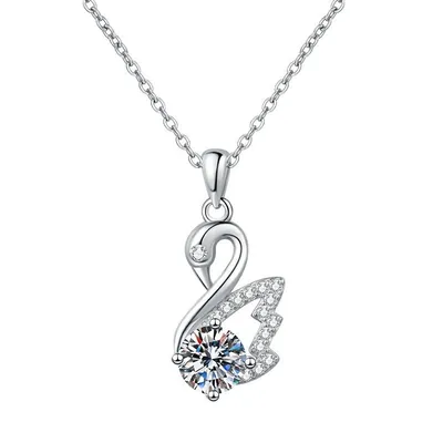 Colar prateado com pingente em forma de cisne, asa com pedrinhas e uma pedra redonda grande na base