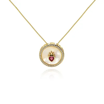 Colar dourado com pingente redondo de fundo branco perolado, coração vermelho com chama e borda de pedrinhas claras