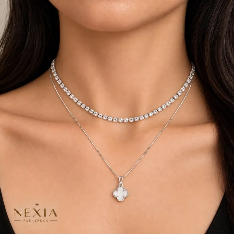 Mulher usando choker de pedras brilhantes e corrente fina prateada com pingente de trevo branco de quatro folhas