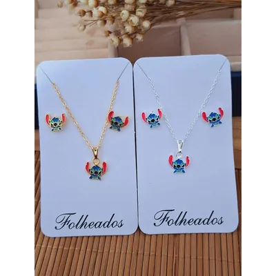 Duas cartelas com colar e brincos do Stitch esmaltado, uma com corrente dourada e outra com corrente prateada