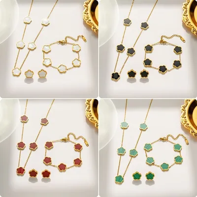 Quatro versões do conjunto de colar, pulseira e brincos com flores de cinco pétalas em branco, preto, vermelho e verde