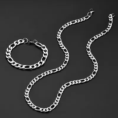 Corrente longa e pulseira masculinas prateadas de elos achatados e polidos sobre fundo preto