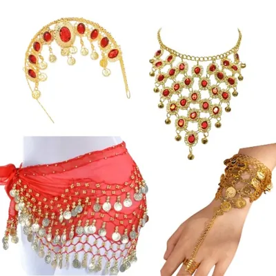 Lenço de quadril vermelho com moedas, tiara e colar dourados com pedras vermelhas e pulseira de moedas presa ao dedo