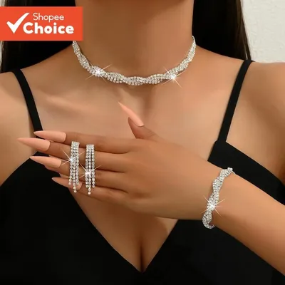 Mulher de blusa preta usando gargantilha e pulseira torcidas de pedrinhas claras, segurando brincos de franja
