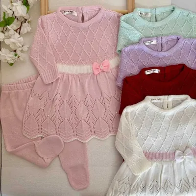 Vestidinhos de tricô para bebê em rosa, verde, lilás, vermelho e off-white, com laço na cintura e calça com pezinho