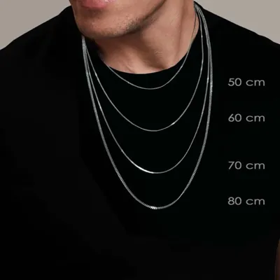 Homem de camiseta preta usando quatro correntes prateadas finas com marcações de 50, 60, 70 e 80 cm