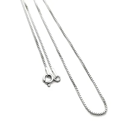 Corrente veneziana fina prateada com fecho de argola de mola sobre fundo branco