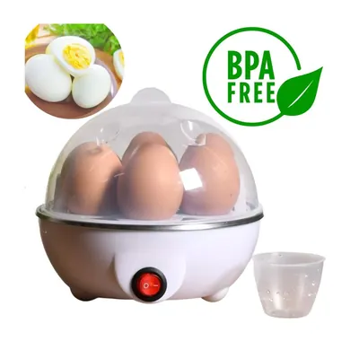 Cozedor de ovos branco com tampa transparente cheia de ovos, botão vermelho e copo medidor ao lado