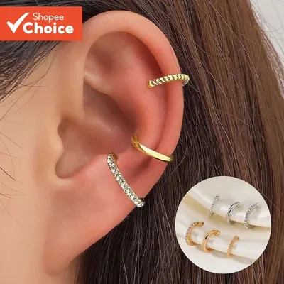 Orelha com três ear cuffs dourados, um torcido, um liso e um com strass, e detalhe das versões prata e dourada