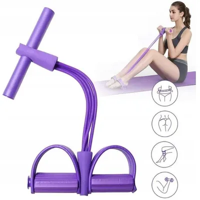 Extensor roxo com alça em T de espuma, quatro tubos elásticos e dois apoios para os pés; mulher se exercitando no tapete