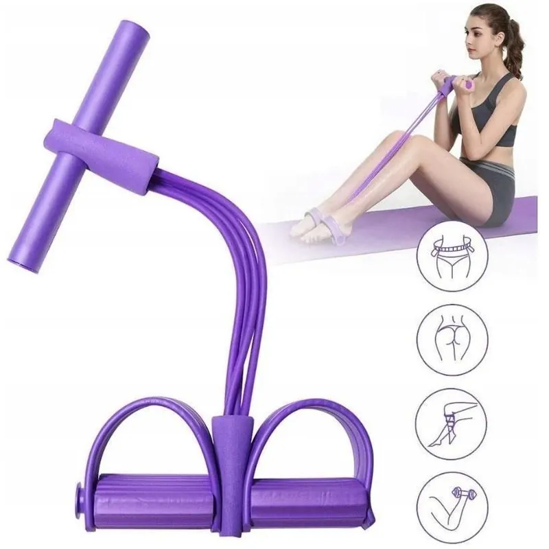 Extensor roxo com alça em T de espuma, quatro tubos elásticos e dois apoios para os pés; mulher se exercitando no tapete