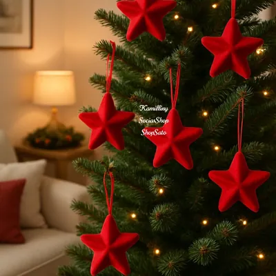 Estrelas vermelhas aveludadas penduradas por cordão em árvore de Natal verde com luzes amarelas numa sala