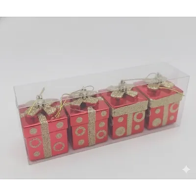 Quatro enfeites vermelhos em forma de presente com laço e bolinhas douradas de glitter dentro de caixa transparente
