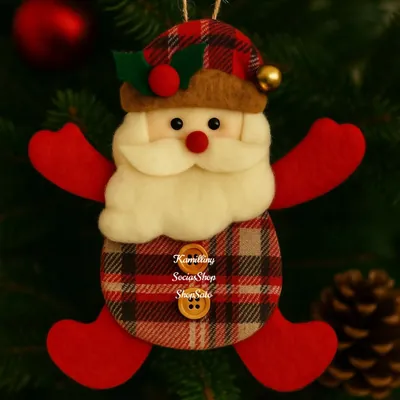 Pingente de Papai Noel em tecido xadrez vermelho, barba branca fofa, braços e pernas vermelhos e guizo dourado no gorro