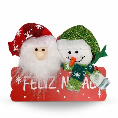 Placa vermelha escrita Feliz Natal com cabeça de Papai Noel de barba branca e boneco de neve de gorro verde e cachecol