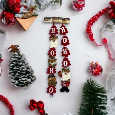 Duas tiras suspensas com letras H e O em pinheirinhos vermelhos, Papai Noel, rena e boneco de neve em tecido