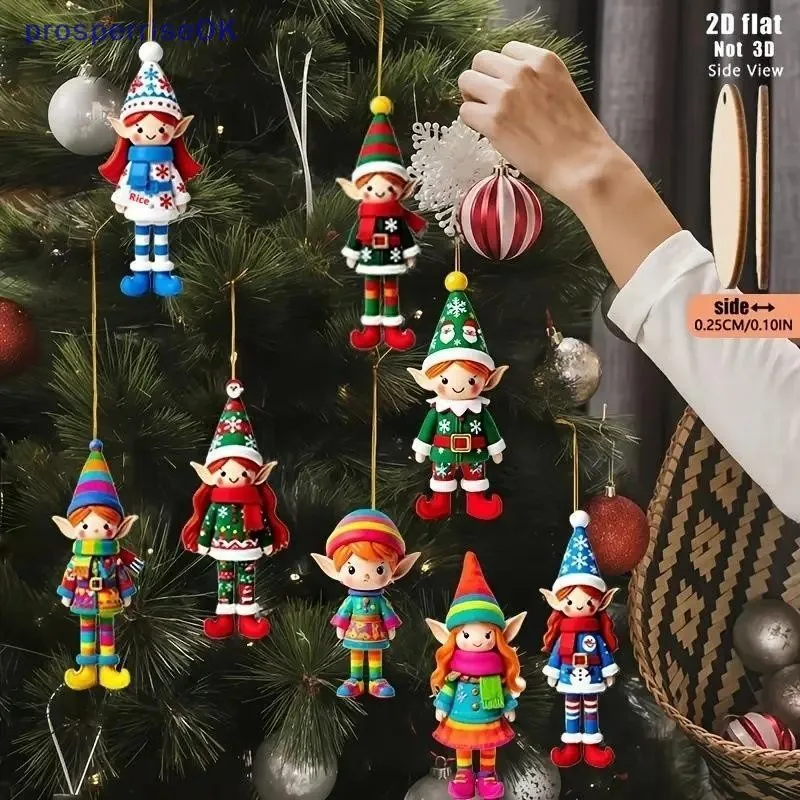 Pingentes planos de madeira com duendes coloridos de gorro e meias listradas pendurados numa árvore de Natal