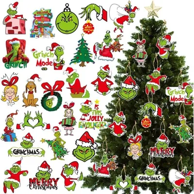 Enfeites planos com desenhos do Grinch, Cindy Lou e Max pendurados por cordão em pinheiro, ao lado das peças soltas