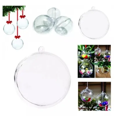 Esferas de acrílico transparente que abrem ao meio, penduradas com fita vermelha e recheadas com pompons coloridos
