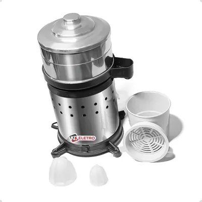 Espremedor cilíndrico de inox com tampa, bico preto e base com pés, ao lado de copo, peneira e dois cones brancos
