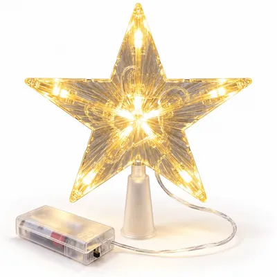 Estrela transparente de cinco pontas acesa com LEDs amarelos, base em cone e fio ligado a uma caixa de pilhas