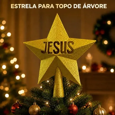 Estrela dourada de cinco pontas com a palavra Jesus no centro, encaixada no topo de uma árvore de Natal com bolas