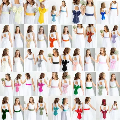 Mosaico de meninas de vestido branco com faixas e laços nas costas em várias cores, do amarelo ao bordô