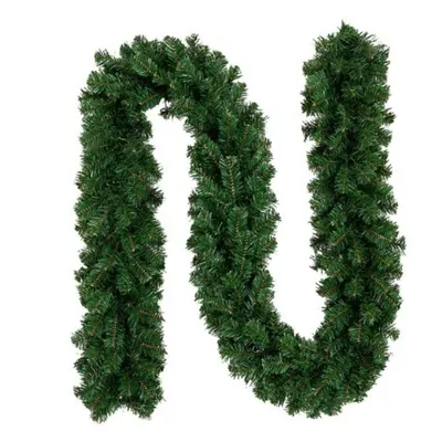 Festão verde escuro de galhos tipo pinheiro, cheio e sem enfeites, dobrado em forma de arco sobre fundo branco