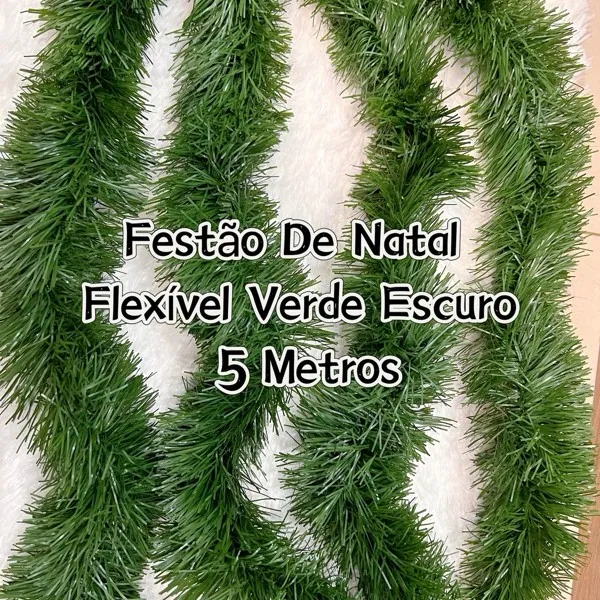 Festão de Natal verde-escuro liso disposto em faixas onduladas sobre um tapete branco felpudo