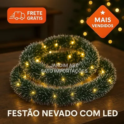 Festão verde de cerdas com pontas brancas e luzinhas amarelas acesas, enrolado em espiral sobre mesa de madeira