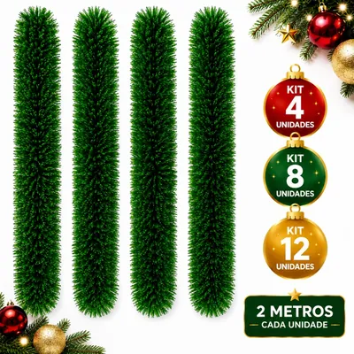 Quatro festões verdes de pinheiro artificial esticados lado a lado sobre fundo branco com bolas de Natal nos cantos
