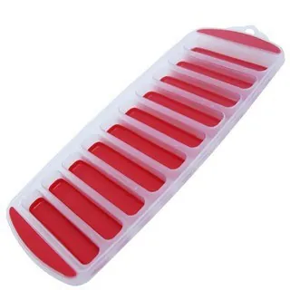 Forma de gelo comprida com moldura de plástico translúcido e dez cavidades retangulares de silicone vermelho