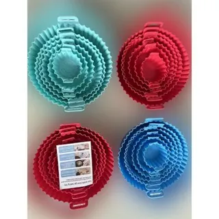 Quatro pilhas de formas redondas de silicone com borda ondulada e alças, em verde-água, vermelho e azul