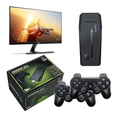 Game Stick Lite preto ao lado de dois controles sem fio, caixa preta e verde e um monitor com jogo de avião