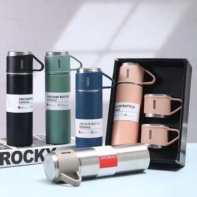 Garrafas térmicas preta, verde, azul, rosa e inox com tampa-xícara; a rosa está numa caixa preta com duas xícaras