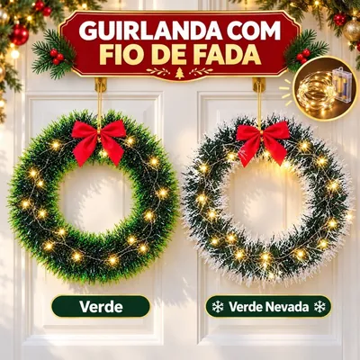 Duas guirlandas de Natal, verde e verde nevada, com laço vermelho e fio de luzes amarelas, penduradas numa porta branca