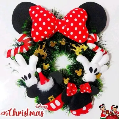 Guirlanda verde com orelhas pretas, laço vermelho de bolinhas, luvas brancas, bengalas e cabecinhas do Mickey e da Minnie