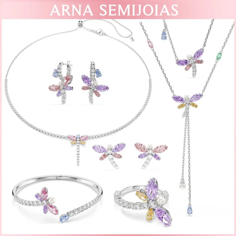 Montagem com colares, brincos, bracelete e anel prateados em forma de libélula com cristais lilás, rosa, amarelos e azuis